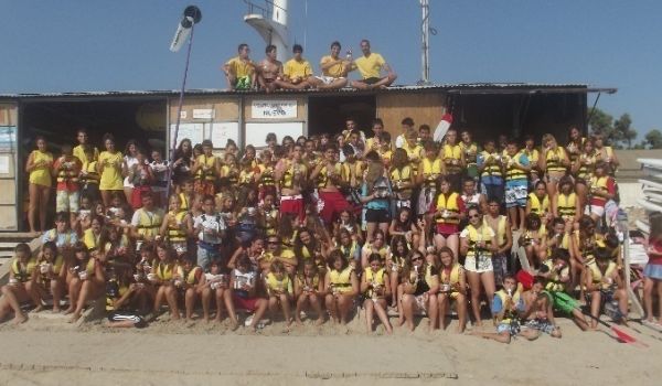 Grupo escolar en la base náutica de Oliva Surf