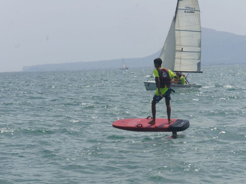 eFoil junto a un barco de vela ligera